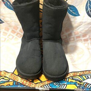 UGG Women's Classic Short - Size 9